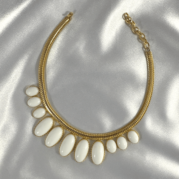 Fashion Gorgeous Vintage Schreiner NY, white Gemstone Caller Necklace